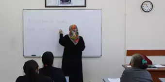 Cezaevi öğretmenleri eline kalem almamış 'mahkum' öğrencilerini aydınlık yarınlara hazırlıyor