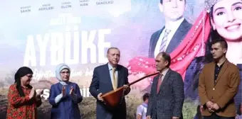 Erdoğan'a, şehit öğretmen Aybüke Yalçın'ın bağlaması hediye edildi