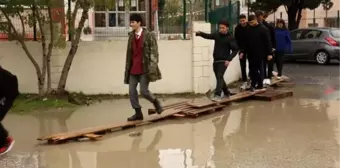 Keşan Lisesi'nin bahçesi sağanak nedeniyle su altında kaldı