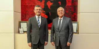 Karabağlar Belediye Başkanı Muhittin Selvitopu, CHP Genel Başkanı Özgür Özel'i ziyaret etti