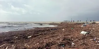 Edremit'te sağanak yağış ve lodos sonrası plaj ve köprüde hasar