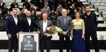 Beşiktaş Kulübü Başkanı Ahmet Nur Çebi, basketbol takımlarına veda ziyaretinde bulundu