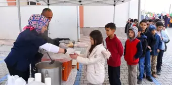 Kahramanmaraş Dulkadiroğlu Belediyesi Sultan Bayazıt İlkokulu öğrencilerine çorba ikramında bulundu