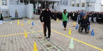 Sakarya'da öğrenciler, engellilerin yaşadığı zorlukları deneyerek tecrübe etti