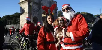 Roma'da Noel Baba Kostümlü Bisiklet Turu