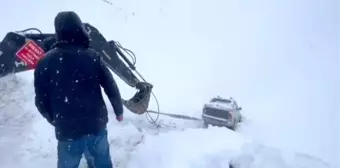 Hakkari'de Yoğun Kar Yağışı ve Sis Nedeniyle Kamyonet Şarampole Düştü