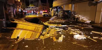 Amasya ve Suluova'da Şiddetli Rüzgar Sonucu Ağaçlar Devrildi ve Çatılar Uçtu