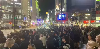 Tokyo'da Shibuya semtindeki yaya geçidi renkli görüntüler oluşturuyor