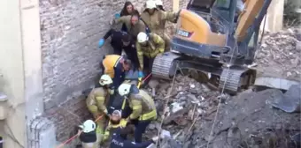 Kadıköy Caferağa'da binanın yıkımı sırasında işçi molozların altında kaldı