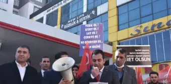 Bitlis'te Gaziler ve Şehit Aileleri Vakfı Üyeleri HDP İl Binası Önünde Basın Açıklaması Yaptı