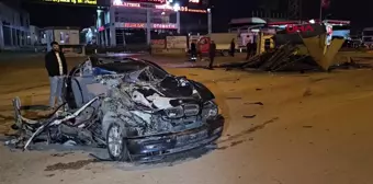 Adana'da Otomobil ile Kamyonet Çarpıştı: 1 Ölü, 3 Yaralı