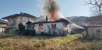 Felçli anne ve oğlu sobadan çıkan yangında kurtarıldı