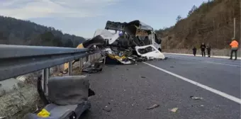 Bolu'da Yem Kamyonu Minibüse Çarptı: 1 Ölü, 4 Yaralı