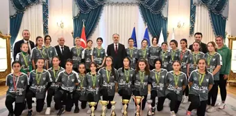 Bursa Büyükşehir Belediye Başkanı Alinur Aktaş, Akçalar Bayan Softball Kulübü oyuncularını ağırladı