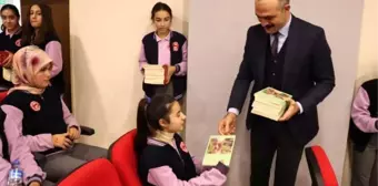 Bilecik'te Kaymakam ve Belediye Başkanı Çocuklara Kitap Hediye Etti