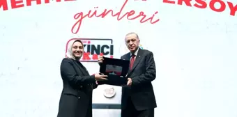 Cumhurbaşkanı Erdoğan, Mektup Yarışmasında Birinci Olan Feyzanur Özçelik Ünal'a Ödülünü Takdim Etti