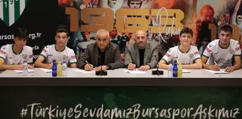 Bursaspor, genç futbolcuları profesyonel sözleşme imzaladı