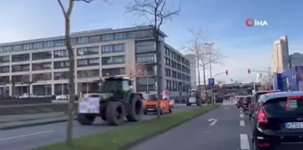 Alman çiftçiler traktörlü eylemle hükümetin tarım politikalarını protesto etti