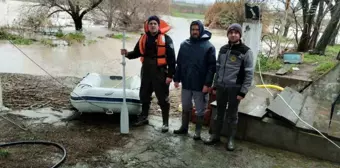 Manyas Gölü kenarında mahsur kalan vatandaşlar botla kurtarıldı