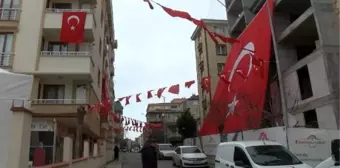 Pençe-Kilit Harekatı'nda şehit olan Piyade Uzman Ahmet Köroğlu'nun evinin karşısına dev Türk Bayrağı asıldı