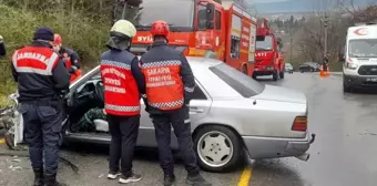 Sapanca'da kamyonet ile otomobil çarpıştı: 1 yaralı