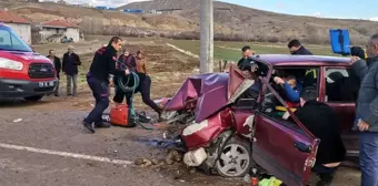 Çankırı'da elektrik direğine çarpan otomobilde 3 kişi yaralandı