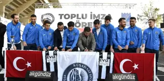 Kuşadasıspor, 8 futbolcu ve 2 genç oyuncu için imza töreni düzenledi