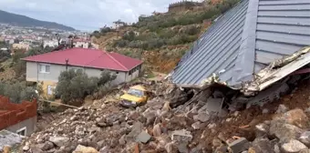 Antalya'da sağanak yağış sonrası heyelan: Ev göçtü, 2 hane tahliye edildi