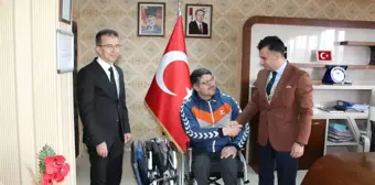 Engelli Milli Bilek Güreşi Sporcusuna Akülü Araba Hediye Edildi