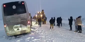 Kars'ta kar yağışı ve tipi nedeniyle saplanan tur otobüsündeki 30 kişi kurtarıldı