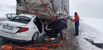 Bitlis'te Tıra Çarpan Otomobilde 2 Kişi Hayatını Kaybetti