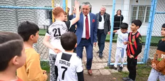 Kemer Belediyesi Futbol Okulu'nda formalar dağıtıldı