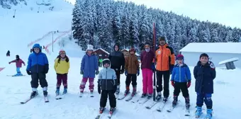 Artvin Atabarı Kayak Merkezinde Yarı Yıl Tatilinde Açılan Temel Kayak Eğitimi Kursu Yoğun İlgi Görüyor