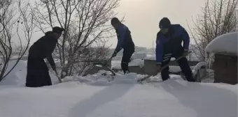 Polisler, kar temizlemeye çalışan kadına yardım etti