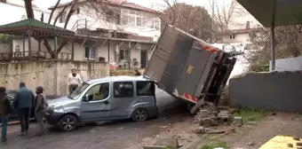 Ataşehir'de freni patlayan kamyon park halindeki aracın üzerine devrildi