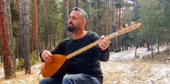 Müzik Öğretmeni Kar Altında Saz Çalıyor