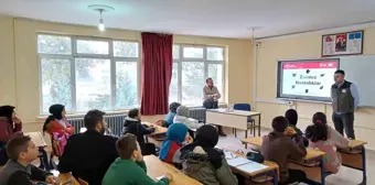 Afyonkarahisar Hocalar İlçesinde Veteriner Hekimlerden Öğrencilere Hayvanlardan İnsanlara Geçen Hastalıklar Konulu Eğitim