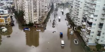 Antalya'da Sağanak Yağış: Evleri Su İçerisinde Kalan Çift Pencereden İçeri Girdi