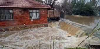 Antalya'da Sağanak Sonrası Evleri Su Basan Vatandaşlar Üst Kattaki Komşularına Çıkarak Boğulma Tehlikesini Atlattı