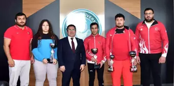 Erzurum'da düzenlenen Türkiye Üniversiteler Judo Şampiyonasında başarı elde eden sporcular Rektör Yücel Oğurlu'yu ziyaret etti