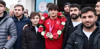 Avrupa Güreş Şampiyonası'nda Altın Madalya Kazanan Alperen Berber Samsun'a Geldi