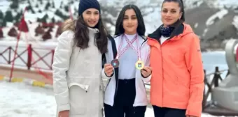 Erzincan'da düzenlenen Snowboard 2. Etap 11-15 ve 15 yaş kategorisi Türkiye Şampiyonası'na Sivas'ı temsilen katılan sporcular derece yaparak döndü