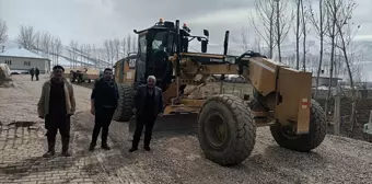 Van'ın Gürpınar Belediyesi, ağır kış şartlarına rağmen yol yapım çalışmalarını sürdürüyor