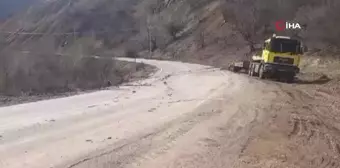 Tunceli'de devrilen tankerden çaya akan bitüm temizlendi