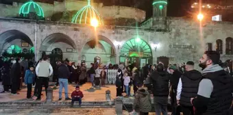 Şanlıurfa'da Binlerce Vatandaş Berat Kandili İçin Dergah Camisi'ne Akın Etti