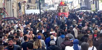 Taksim Meydanı ve İstiklal Caddesi Sıcak Havayı Fırsat Bilerek Dolup Taştı