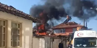 Amasya'nın Merzifon ilçesinde müstakil evin çatısında çıkan yangın söndürüldü