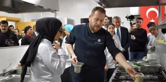 Ünlü gastronomi şefi üniversite öğrencileriyle yemek yaptı