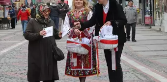 Bulgaristan'ın Edirne Başkonsolosluğu Marteniçka Bilekliği Dağıttı