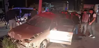 Adana'da Kontrolden Çıkan Otomobilin Aydınlatma Direğine Çarpması Sonucu 2 Kişi Yaralandı